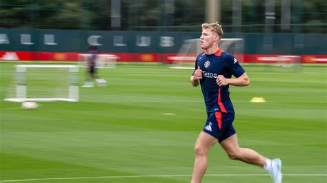 Rasmus Hojlund steps up his recovery ahead of return from injury .